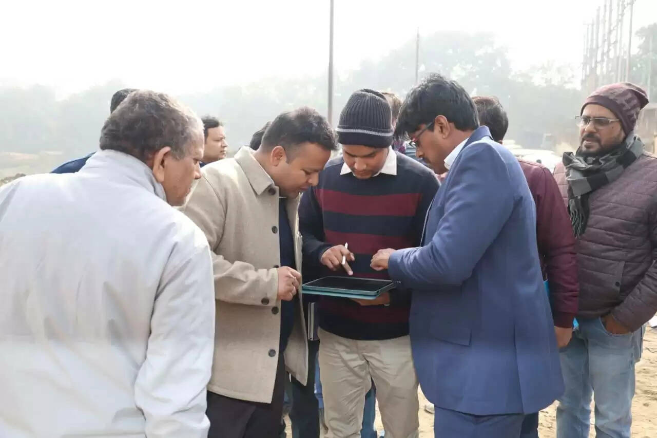 विभिन्न विकासात्मक योजनाओं में प्रगति का जिलाधिकारी ने किया स्थल निरीक्षण