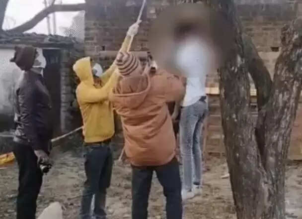 झांसी : एक ही रस्सी पर झूलते मिले प्रेमी युगल