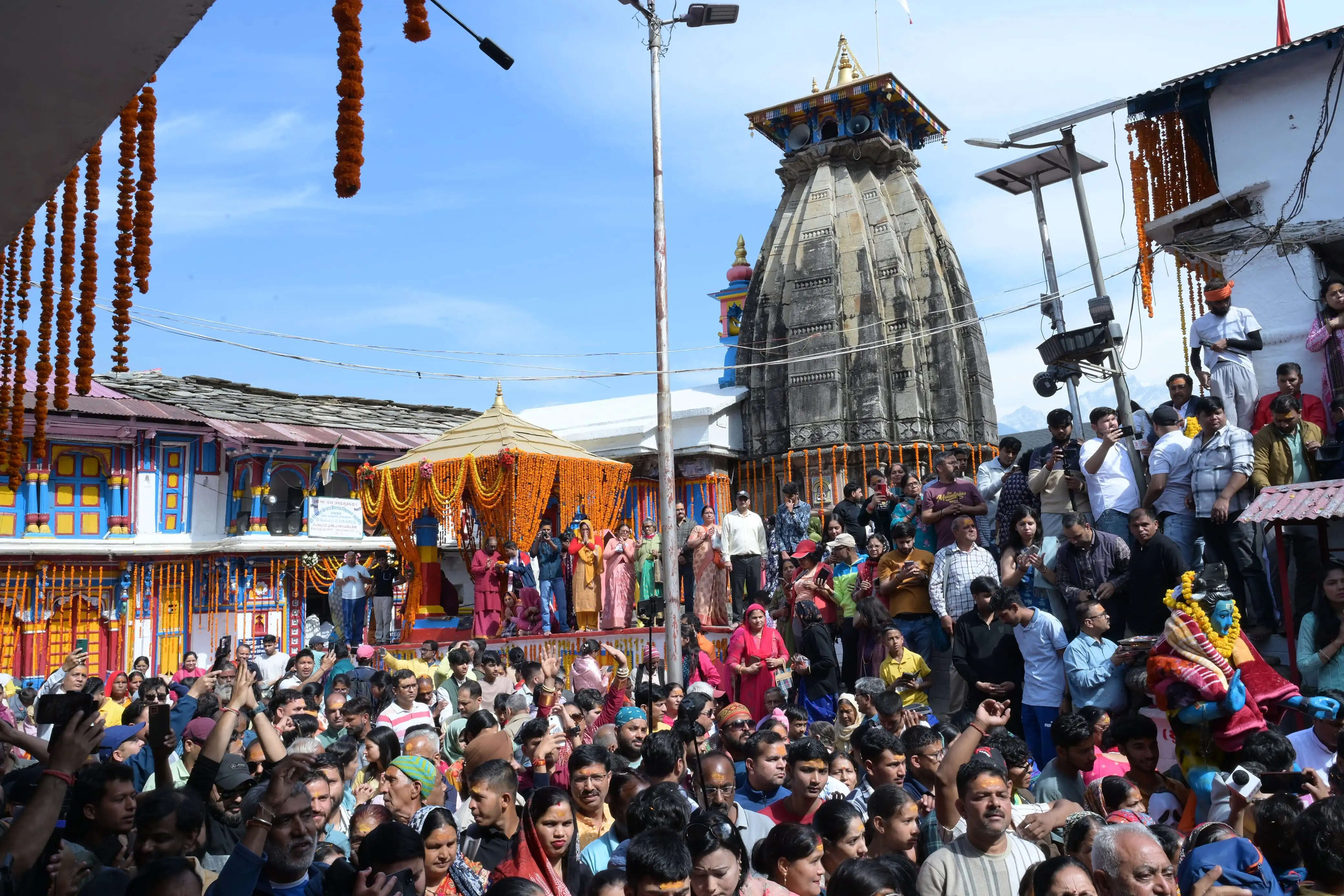 केदारनाथ यात्रा का शुभारंभ : ओंकारेश्वर मंदिर से रवाना हुई पंचमुखी डोली, 22 अप्रैल को खुलेंगे कपाट