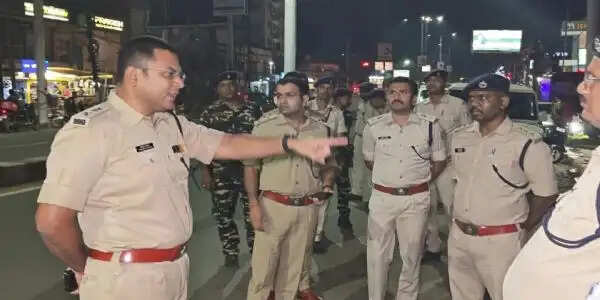 मोरहाबादी में देर रात अड्डेबाजी पर पुलिस सख्त, सड़क किनारे बैठे लोगों को खदेड़ा