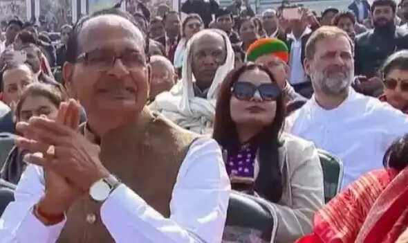 गणतंत्र दिवस परेड में खरगे और राहुल गांधी को तीसरी पंक्ति में बैठाने पर कांग्रेस ने लगाया अपमान का आरोप, भाजपा ने किया पलटवार