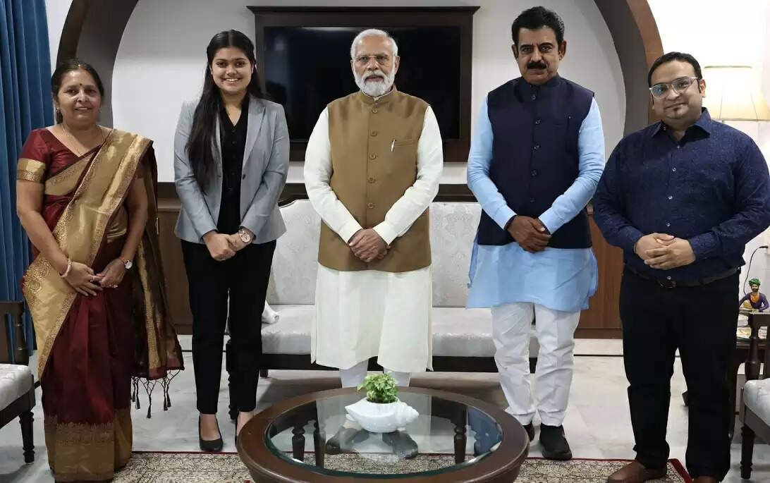 प्रधानमंत्री मोदी से मिली इंदौर की होनहार बेटी तनिष्का सुजीत