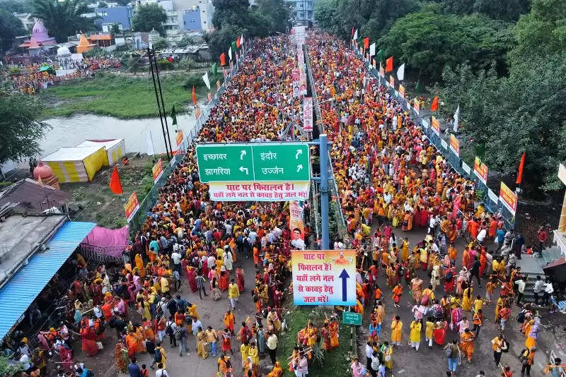 सीहोरः कुबेरेश्वरधाम की कावड यात्रा ने तोड़े सारे रिकार्ड, लाखों की संख्या में श्रद्धालु पहुंचे