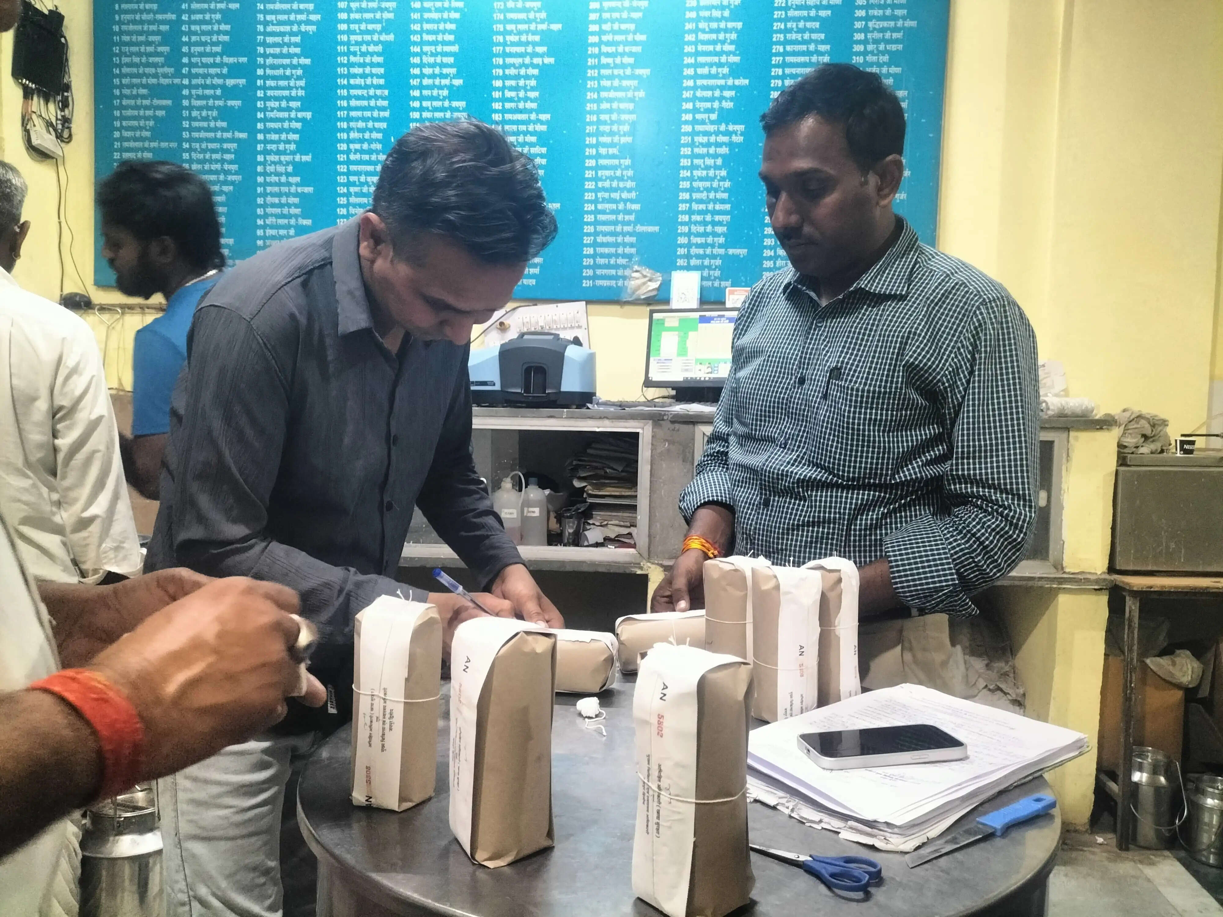 मिलावट पर वार : खाद्य सुरक्षा अधिकारियों &nbsp;ने तीन बीएमसी केंद्रों पर दूध की जांच