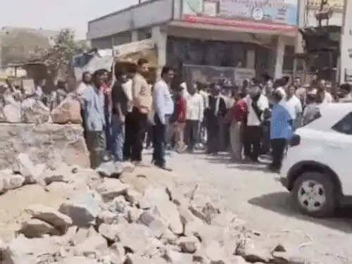 फरीदाबाद : आगरा नहर किनारे यूपी सरकार ने बनाई दीवार, लोगों ने किया विरोध