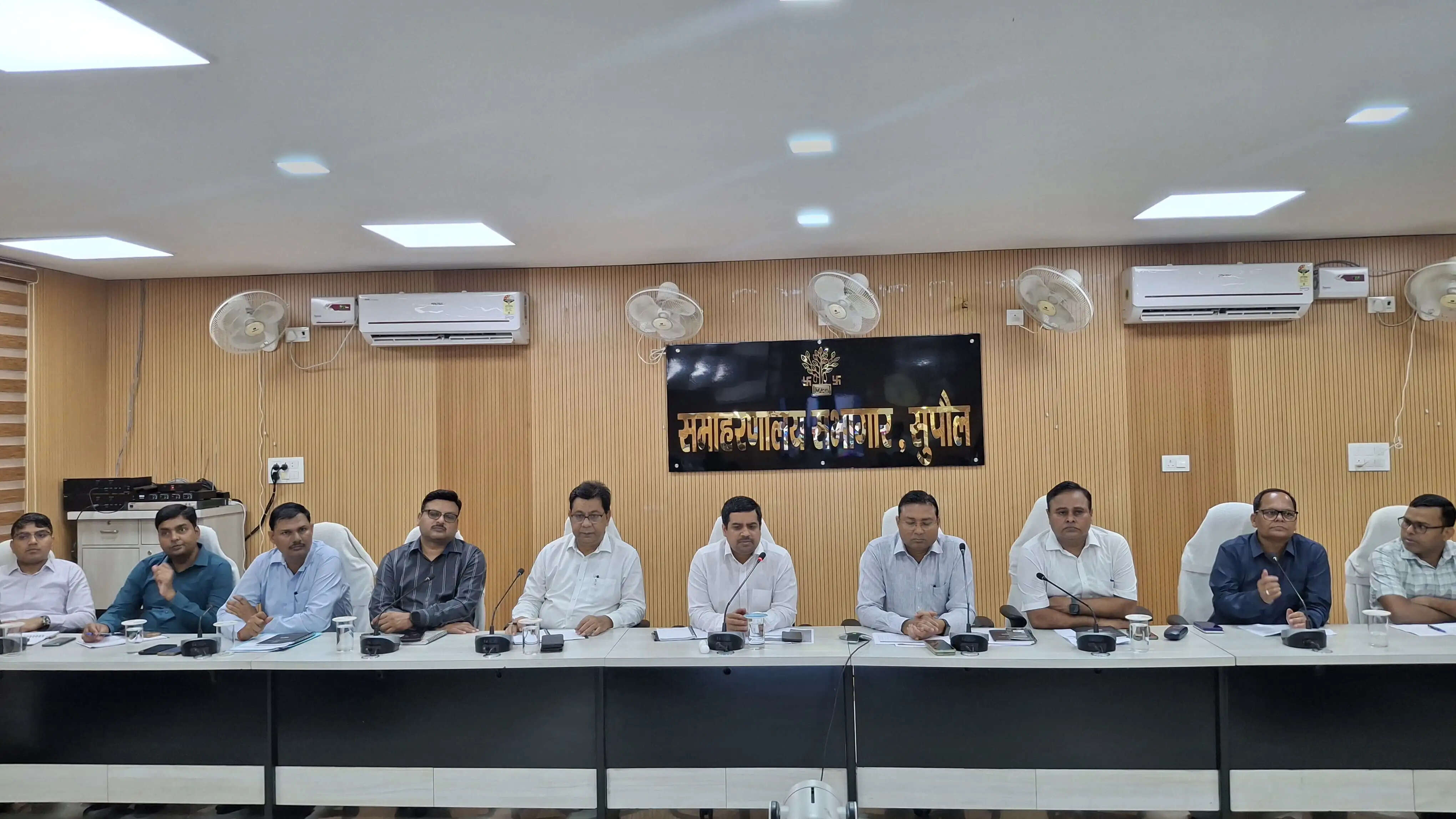 योजनाओं की प्रगति में लापरवाही बर्दाश्त नहीं, आवेदनों का समय पर करें निष्पादन : डीएम