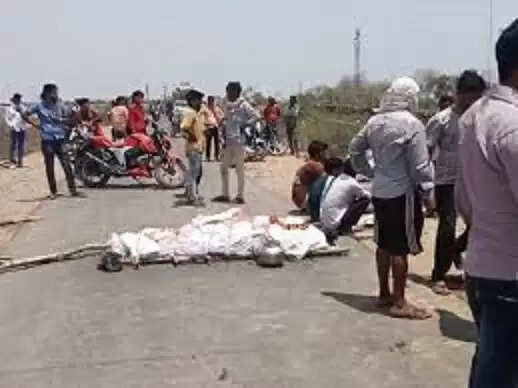 श्याेपुर:&nbsp;दबंगों ने दलित युवक के शव का अंतिम संस्कार करने से रोका,&nbsp;सड़क पर शव रखकर चक्काजाम