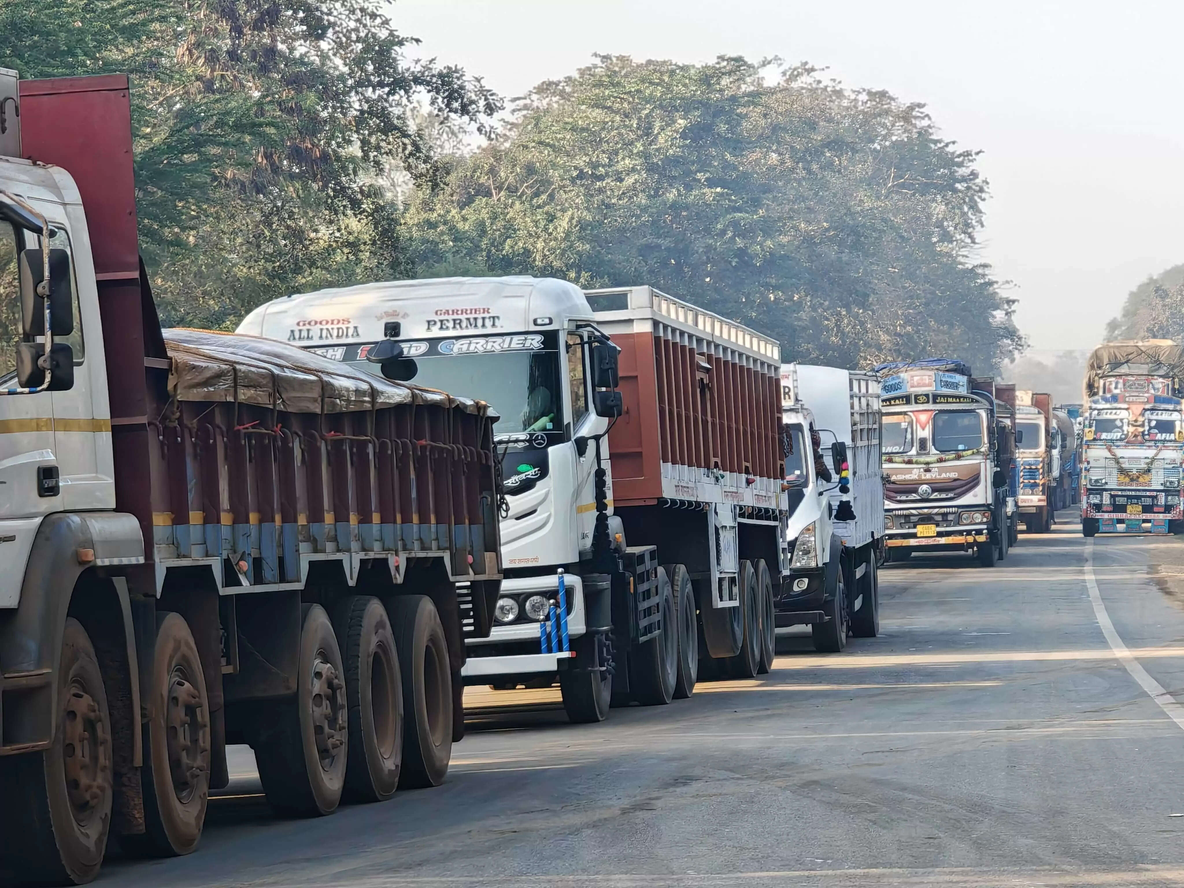 दो ट्रकों में भिड़ंत, हाईवे में वाहनों की दो किमी लंबी कतार से जाम
