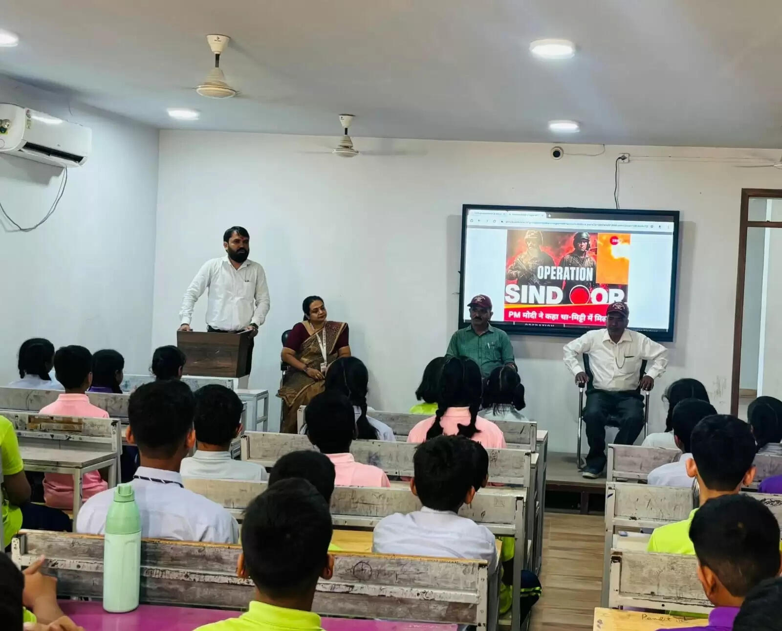 पूर्व सैनिकों ने किया विद्यार्थियों को माॅक ड्रिल के प्रति जागरूक