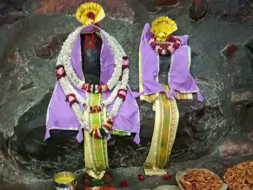 गोवर्धन : साल के अंतिम अभिषेक में उमड़े लाखों भक्त