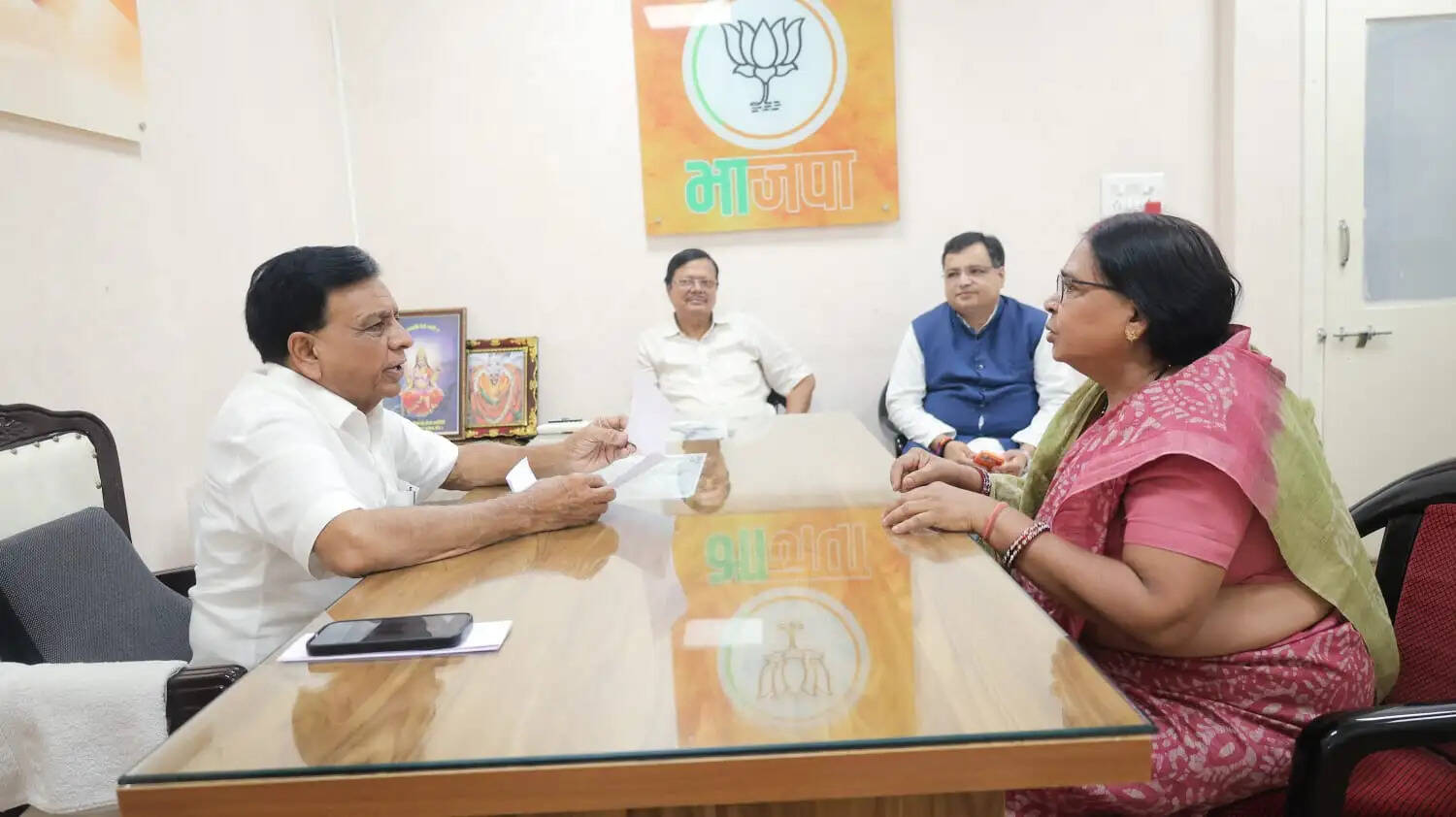 कार्यकर्ताओं की जनसमस्याएं सुनकर डिप्टी सीएम ने दिए त्वरित निराकरण के निर्देश