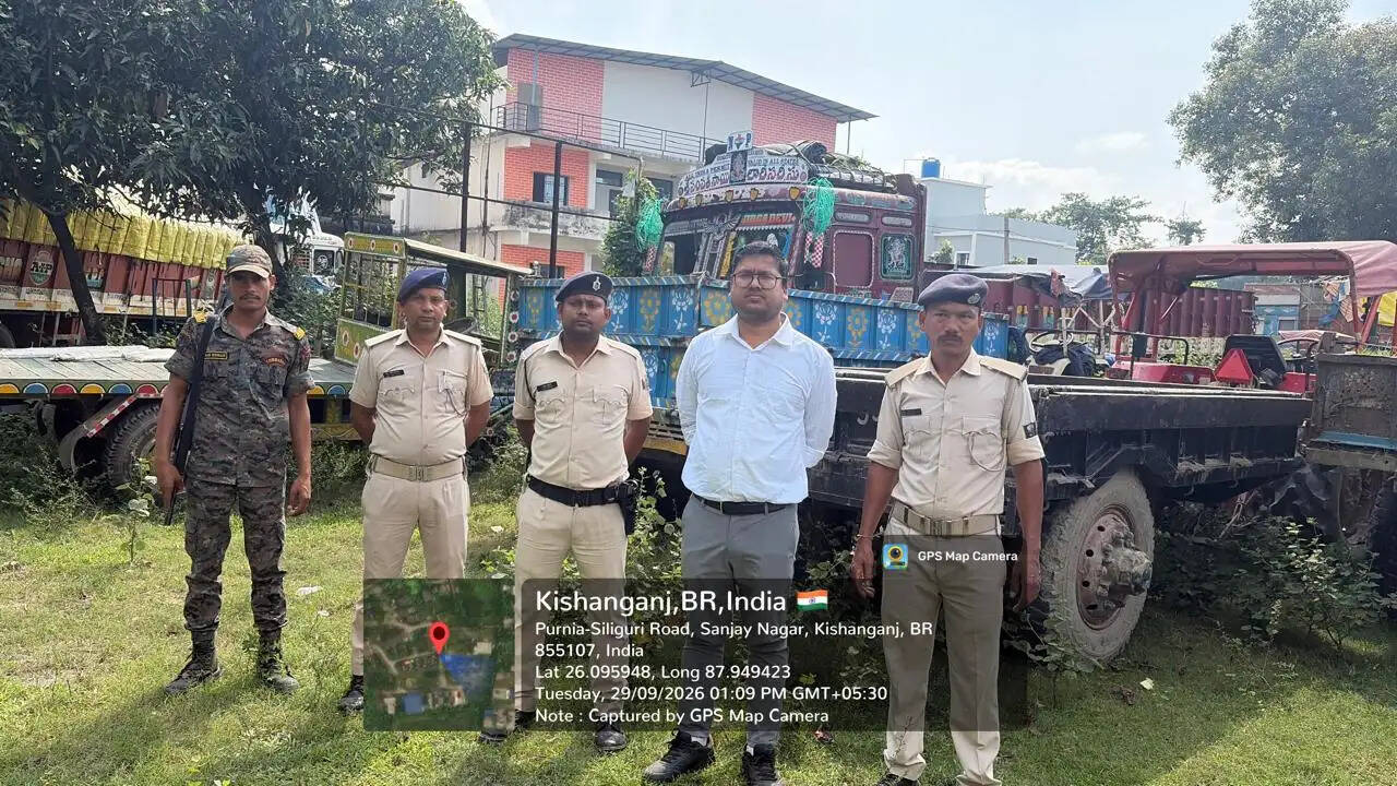 ओदरा घाट पर अवैध बालू खनन के खिलाफ छापेमारी, दो ट्रैक्टर जब्त