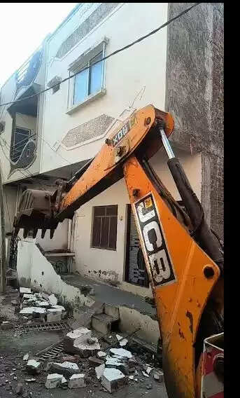 मंदसाैर: छात्रा का अश्लील वीडियो वायरल मामले में आरोपियों के घर ढहाए, शामगढ़ बंद रहा