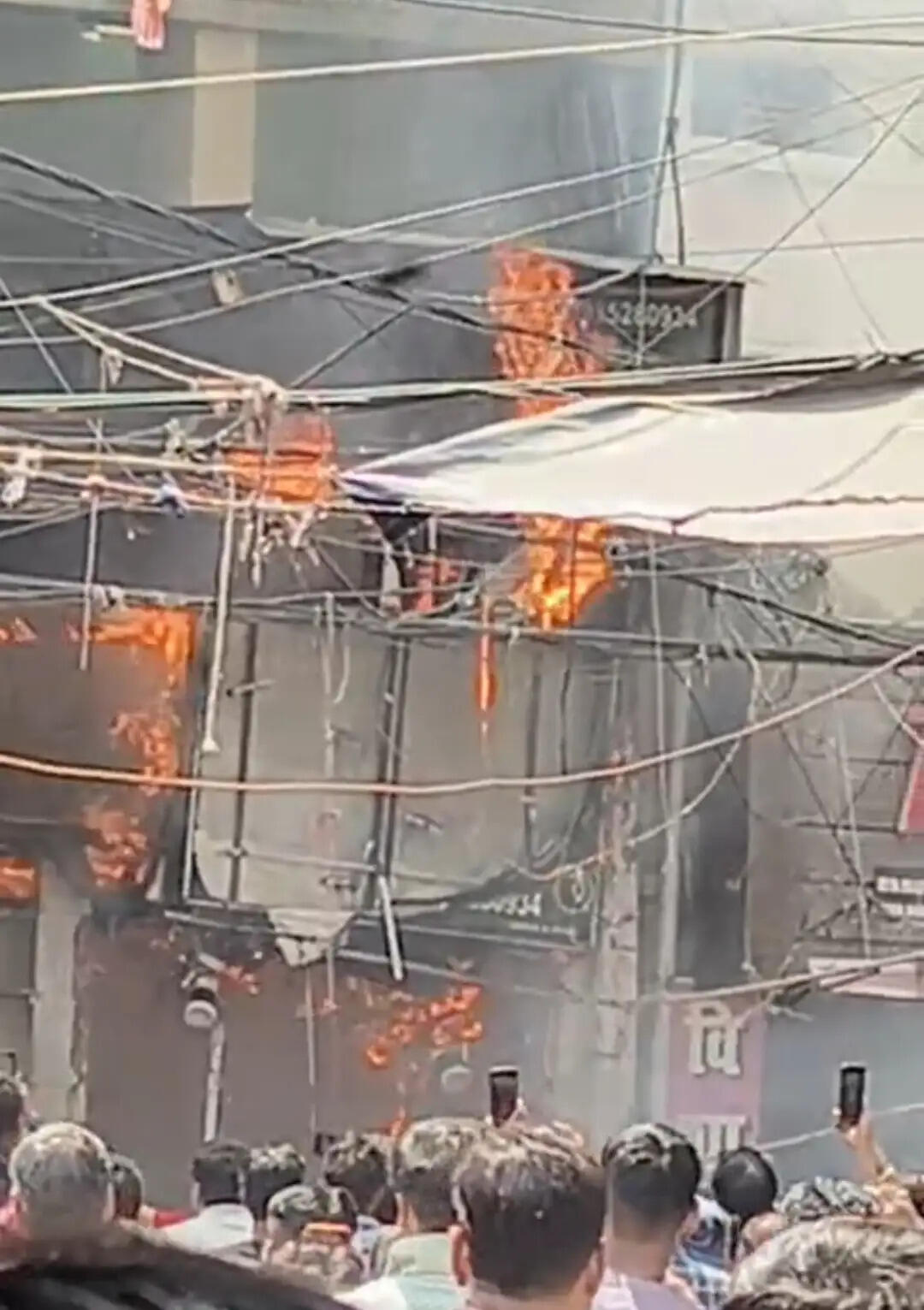 शॉर्ट सर्किट से गारमेंट्स की दुकान में लगी आग, लाखों का सामान जलकर खाक