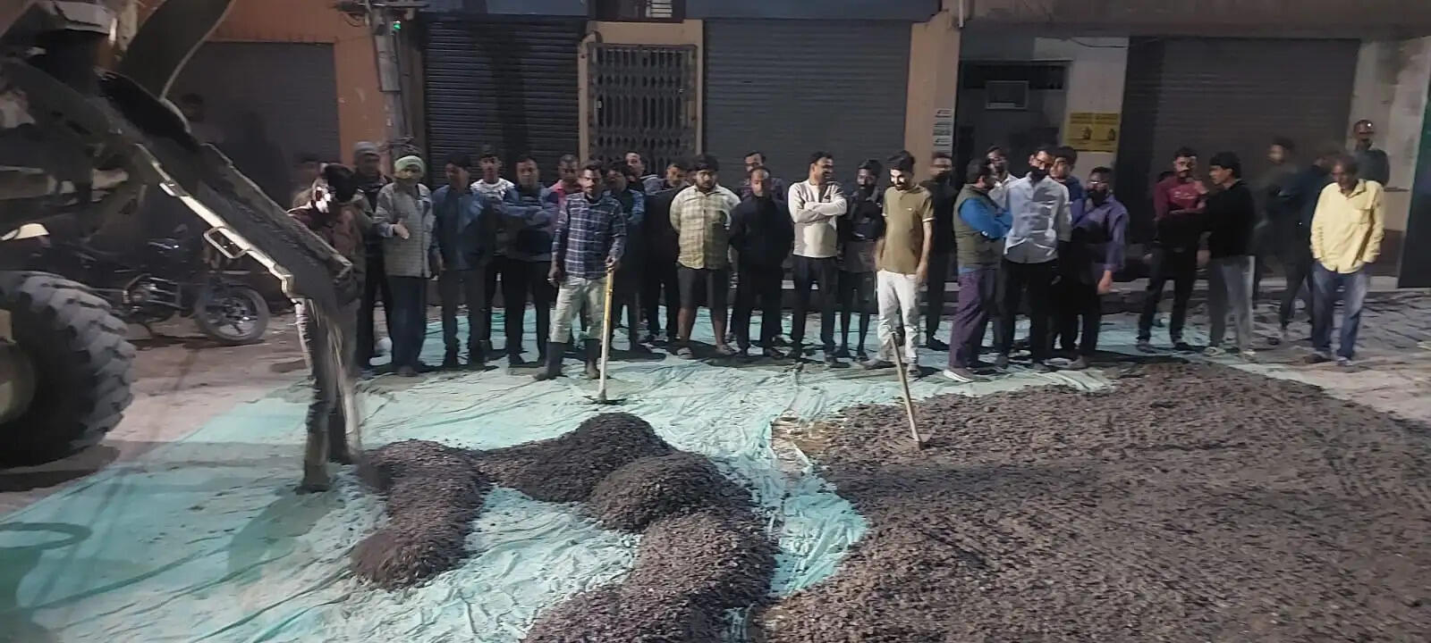 रात के अंधेरे में हुआ सड़क निर्माण कार्य,लोगों का हुआ कड़ा विरोध