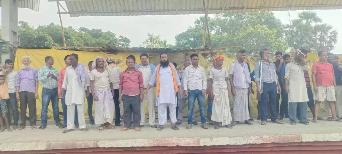 एक्सप्रेस ट्रेनों के ठहराव के लिए सलौना स्टेशन पर बनाया विशाल मानव श्रृंखला