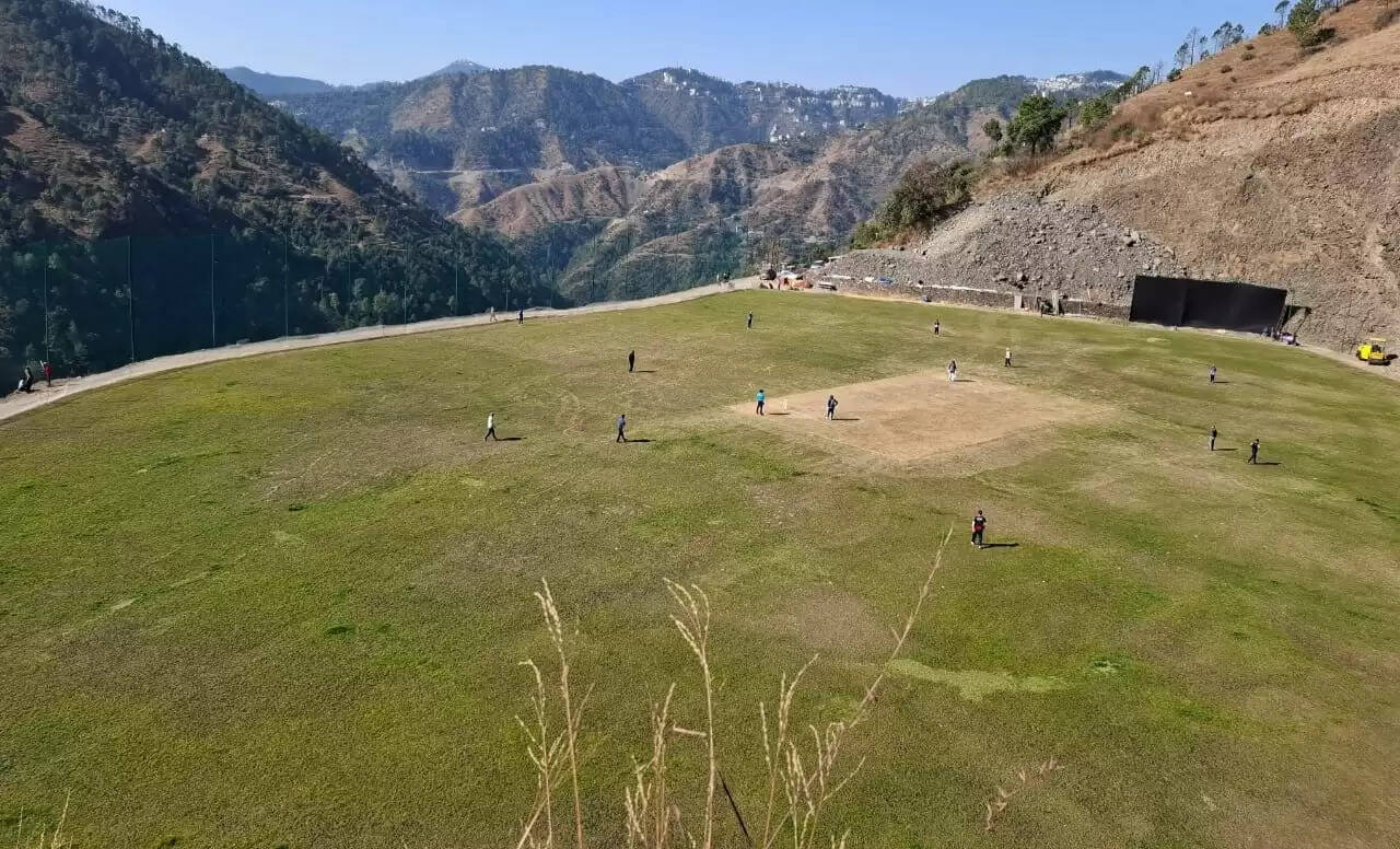 शिमला में तीन दोस्तों ने पहाड़ काटकर बनाया खेल मैदान, अब क्रिकेट स्टेडियम की तैयारी