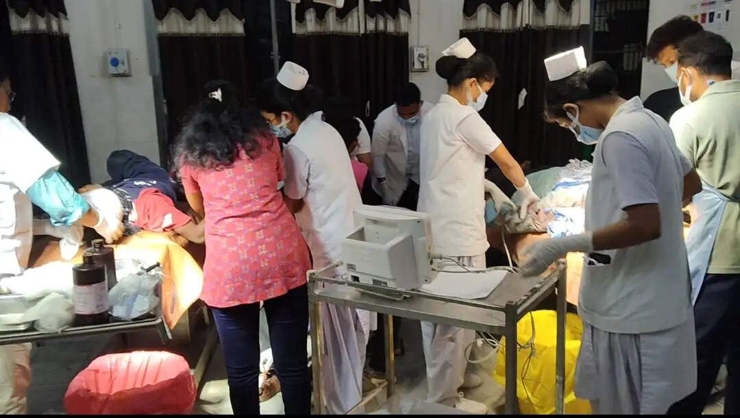 जांगीबुरु में ट्रैक्टर पलटने से 16 घायल, तीन की हालत गंभीर