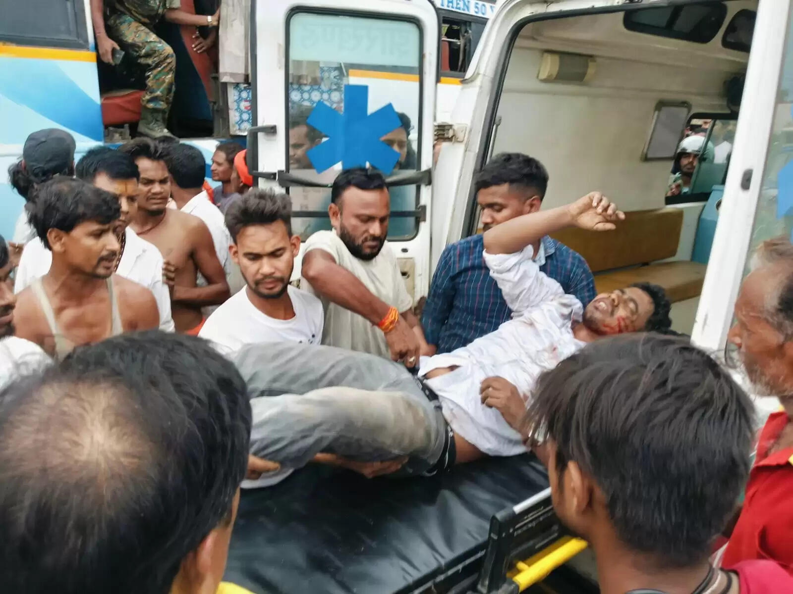 खड़ी ट्रेलर में बस की टक्कर ,बस में सवार पांच व्यक्ति घायल