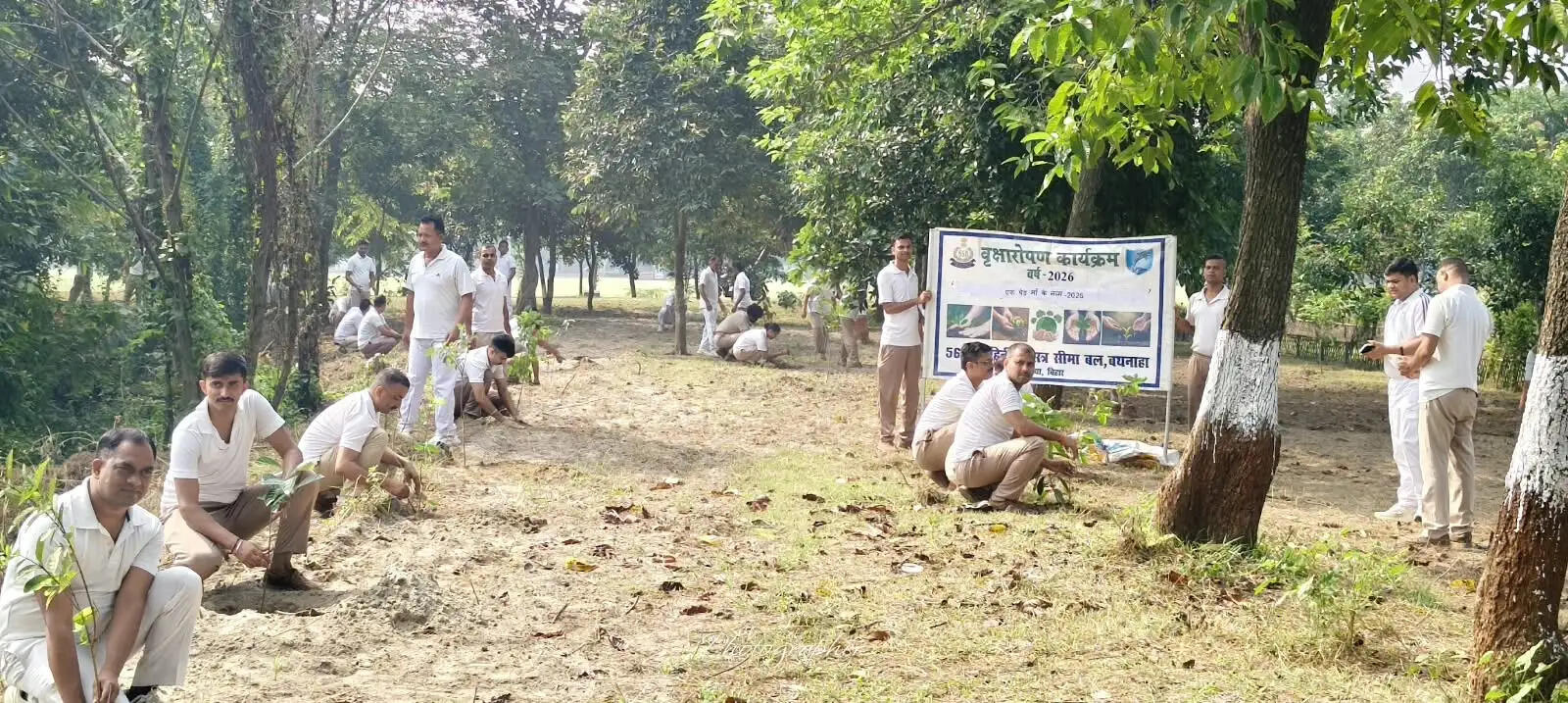 राष्ट्रपिता महात्मा गांधी की जयंती पर स्वच्छता ही सेवा अभियान के तहत लगाया एक पेड़ मां के नाम