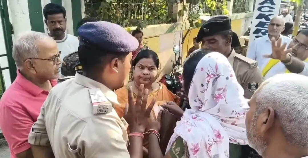 भागलपुर में मतदान के दौरान हंगामा: कृषि भवन केंद्र पर भाजपा और जन सुराज समर्थकों में तीखी नोकझोंक