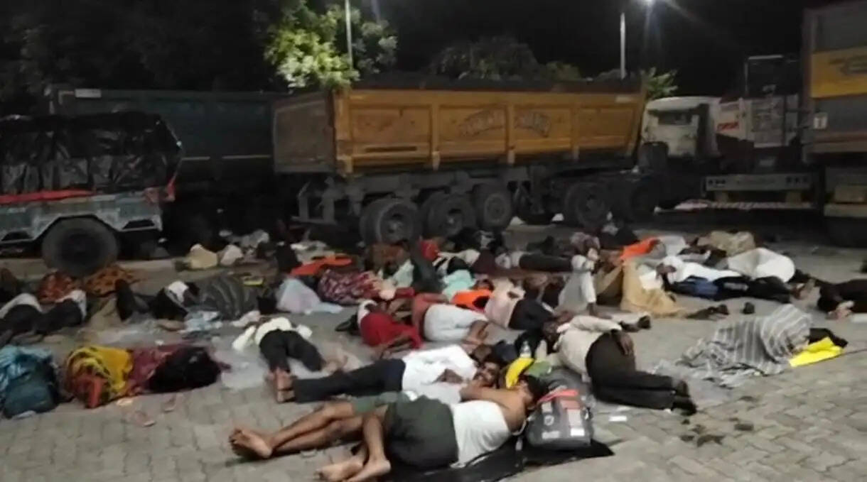 चित्रकूट जा रहे पदयात्रियों की पूर्व सांसद ने की सेवा, पेट्रोल पंप पर की रात्रि विश्राम की व्यवस्था