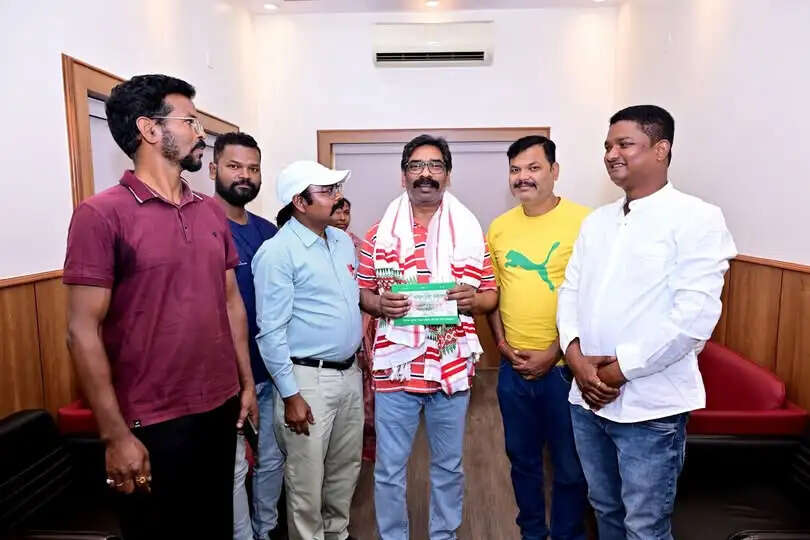 सरना पूजा समिति ने मुख्यमंत्री साेरेन से की मुलाकात, दिया निमंत्रण