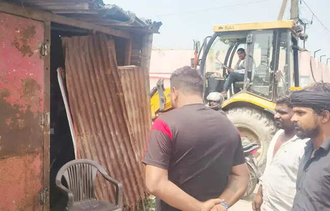 सोनीपत: पुलिस ने नशीले पदार्थों की बिक्री वाले अवैध खोखे को हटाया