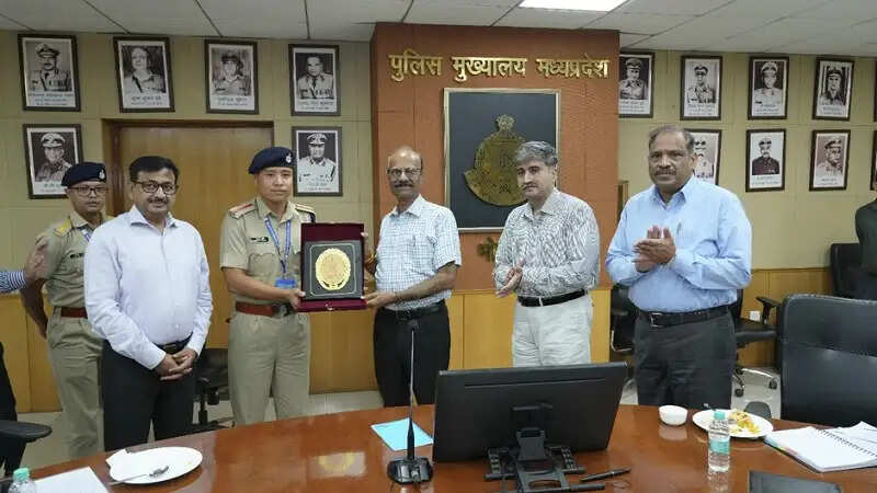मप्र के डीजीपी से मिले उत्तर पूर्वी पुलिस अकादमी के प्रशिक्षु पुलिस अधिकारी