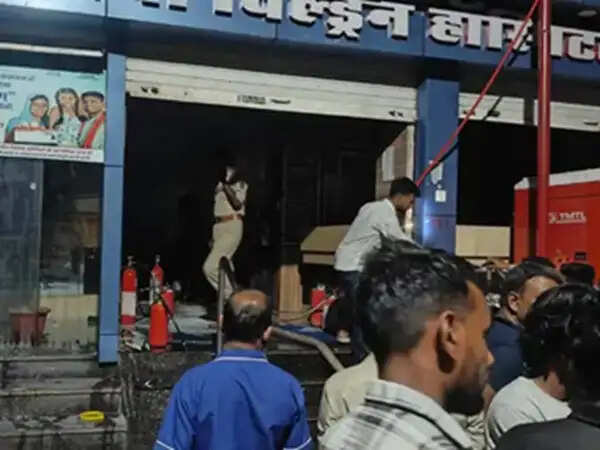 नर्मदापुरम: इटारसी के गुरुमाया चिल्ड्रन हॉस्पिटल में तड़के लगी आग, एसी और फर्नीचर जलकर खाक