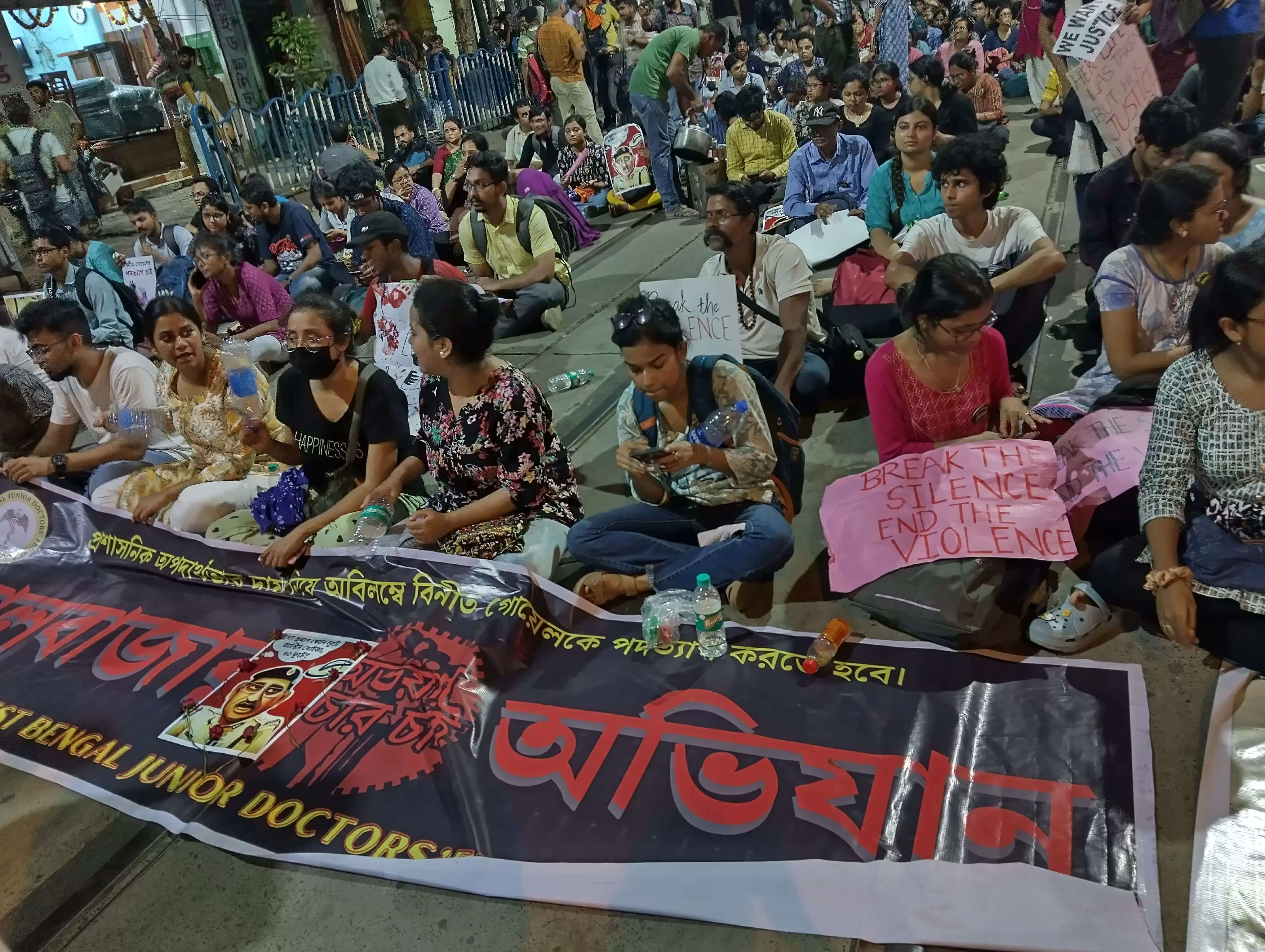 विनीत गोयल के इस्तीफे पर अड़े जूनियर डॉक्टर, लाल बाजार के प्रस्ताव को ठुकराया