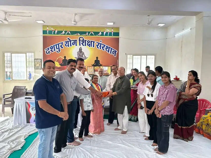 मंदसौरः महावीर स्वामी जन्मकल्याणक के विशाल चल समारोह में सम्मिलित हुए जैन पाठशाला की शिक्षिकाएं एवं बच्चे