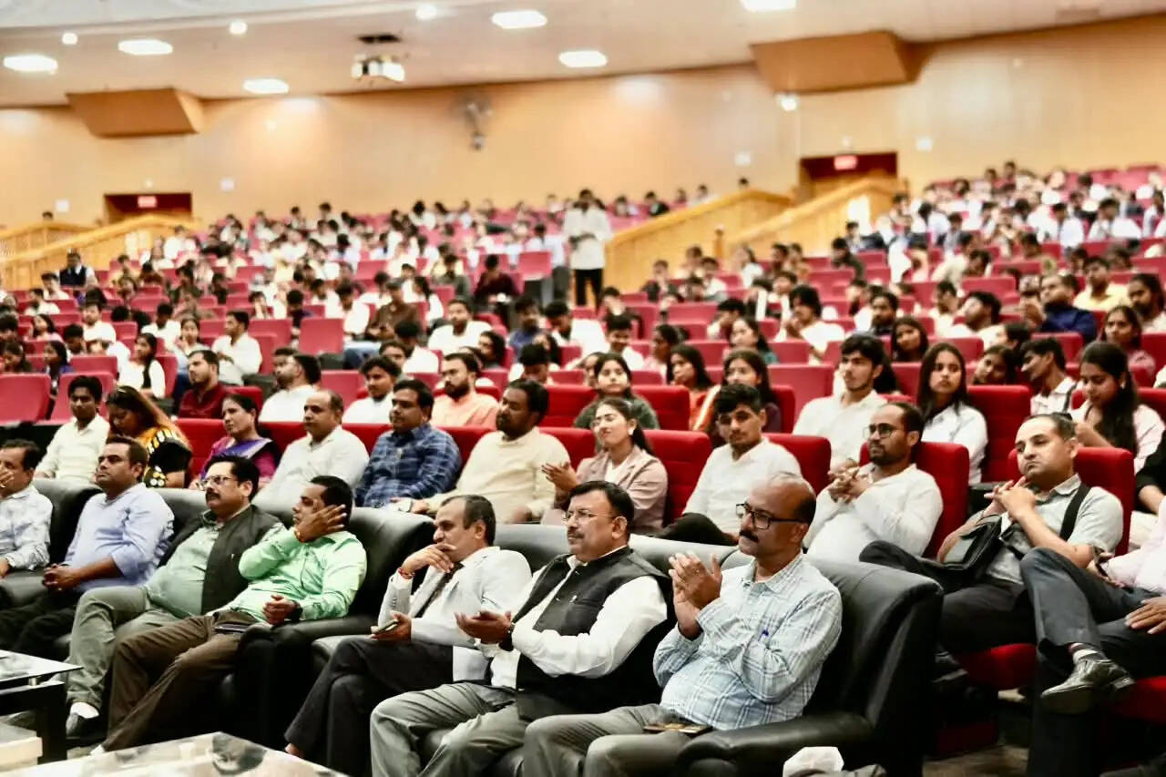 फार्मेसी के क्षेत्र में दुनिया में बढ़ रहा भारत का प्रभुत्व: आशीष चौहान