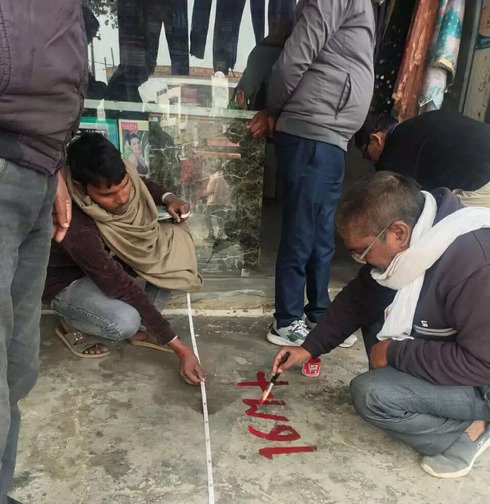 हरगांव के मुख्य चौराहे पर अतिक्रमण हटाने की तैयारी, पालिका प्रशासन ने किया चिह्नांकन