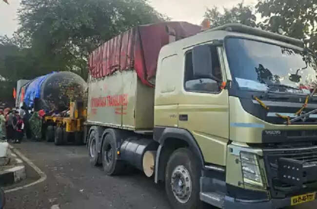 दुनिया का सबसे बड़ा 210 टन वजनी शिवलिंग सागर पहुंचा, दर्शन के लिए उमड़ी भीड़