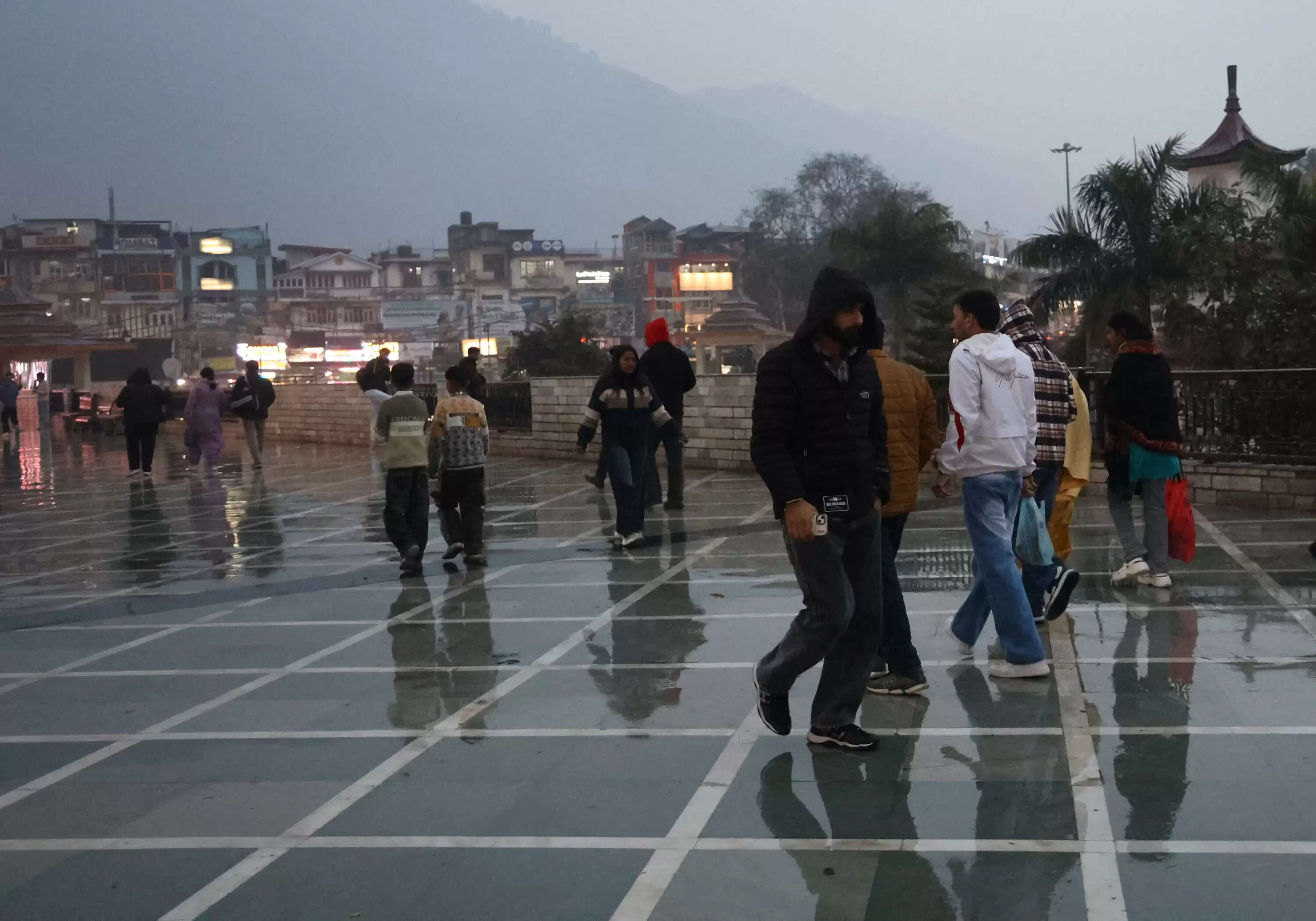 मंडी में इक्कासी दिन बाद बरसे बदरा, मामूली बारिश, उपरी चोटियाें पर बर्फबारी, कड़ाके की ठंड