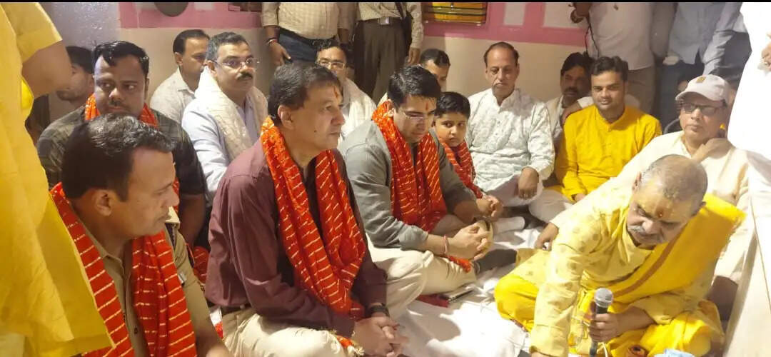 श्री दाऊजी महाराज के जन्मोत्सव पर जिलाधिकारी समेत कई अफसराें ने किया पूजन और महाभिषेक