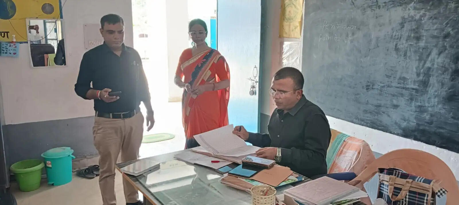 बीएसए डॉ. गोरखनाथ पटेल का औचक निरीक्षण, बच्चों संग बैठकर खाया मिड-डे मील