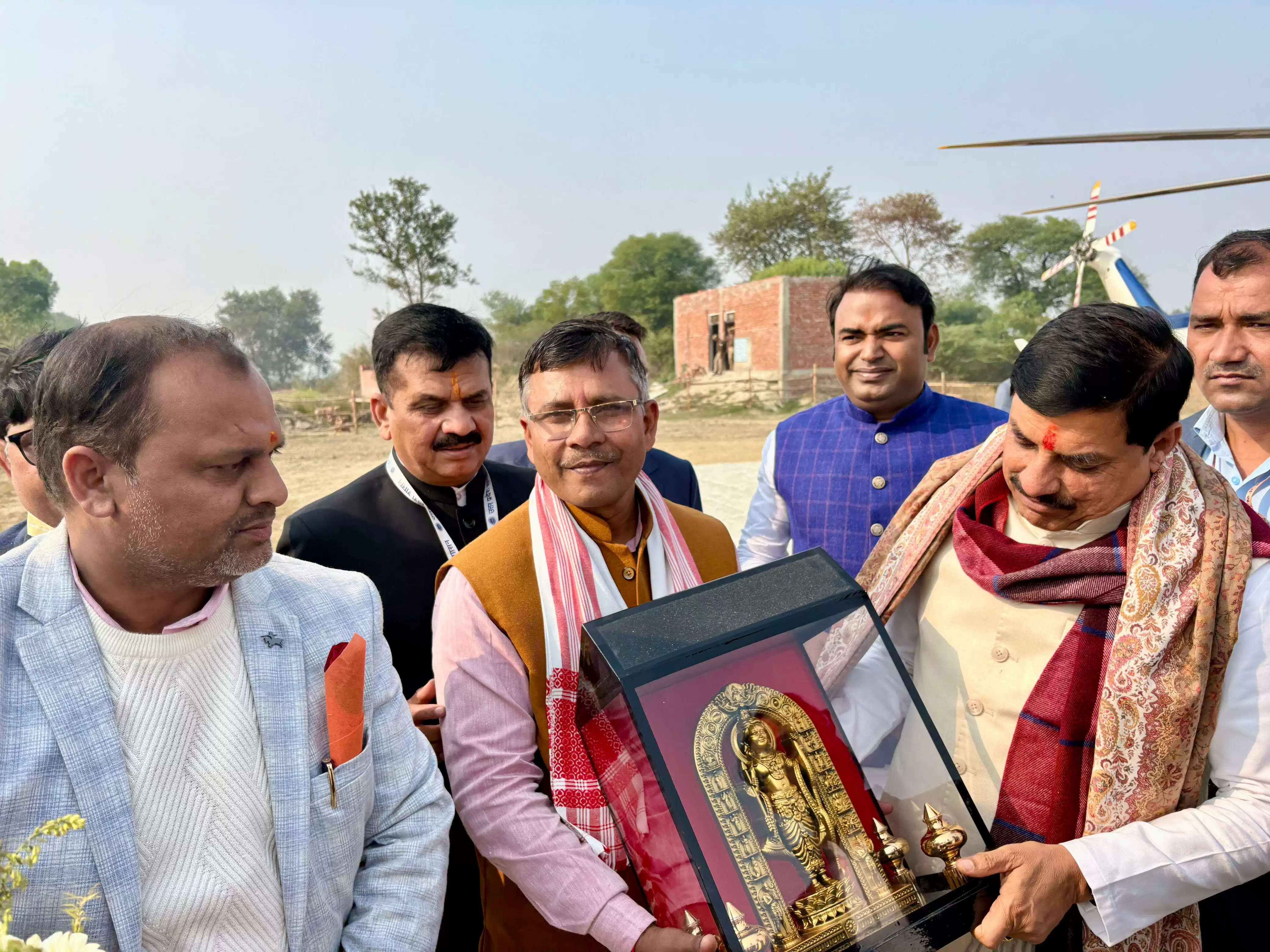 मप्र के सीएम ने राज्यमंत्री गिरीशचन्द्र के घर पहुंच कर दिवंगत पिता को दी श्रद्धांजलि