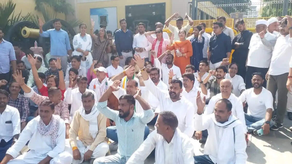रितु बराला मामले में जयपुर पुलिस कमिश्नरेट पर कांग्रेस का धरना जारी, बाहर प्रदर्शन के दौरान धक्का-मुक्की