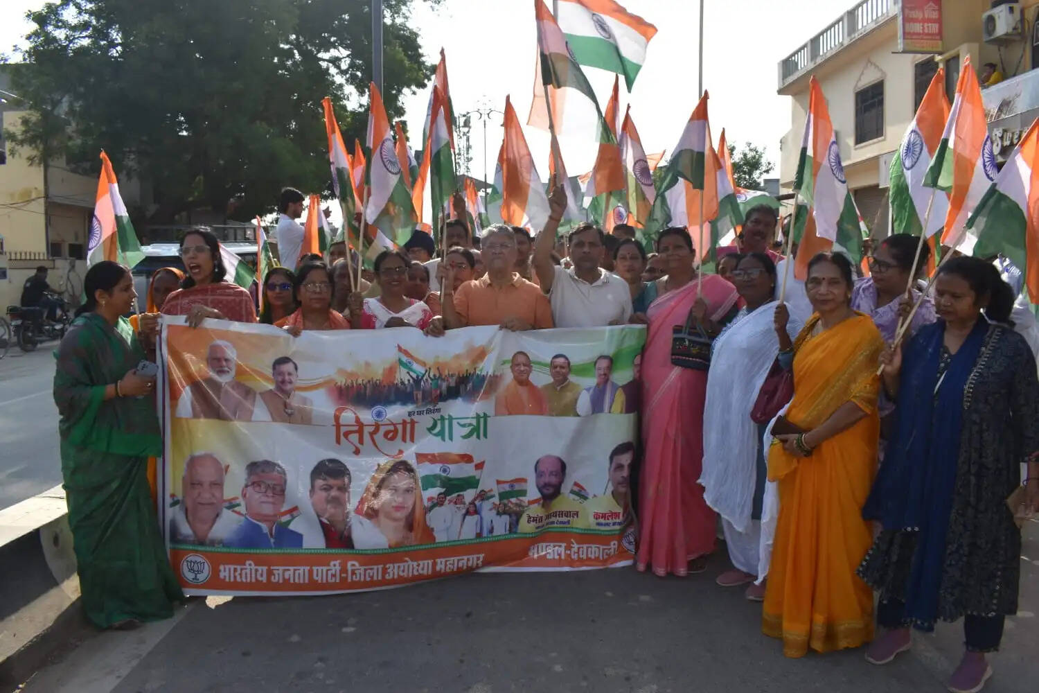 लहराया तिरंगा और राष्ट्रभक्ति से सराबोर हुई अयोध्या