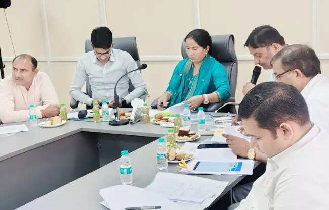 सोनीपत:बैठक में गैरहाजिर अधिकारियों को कारण बताओ नोटिस जारी