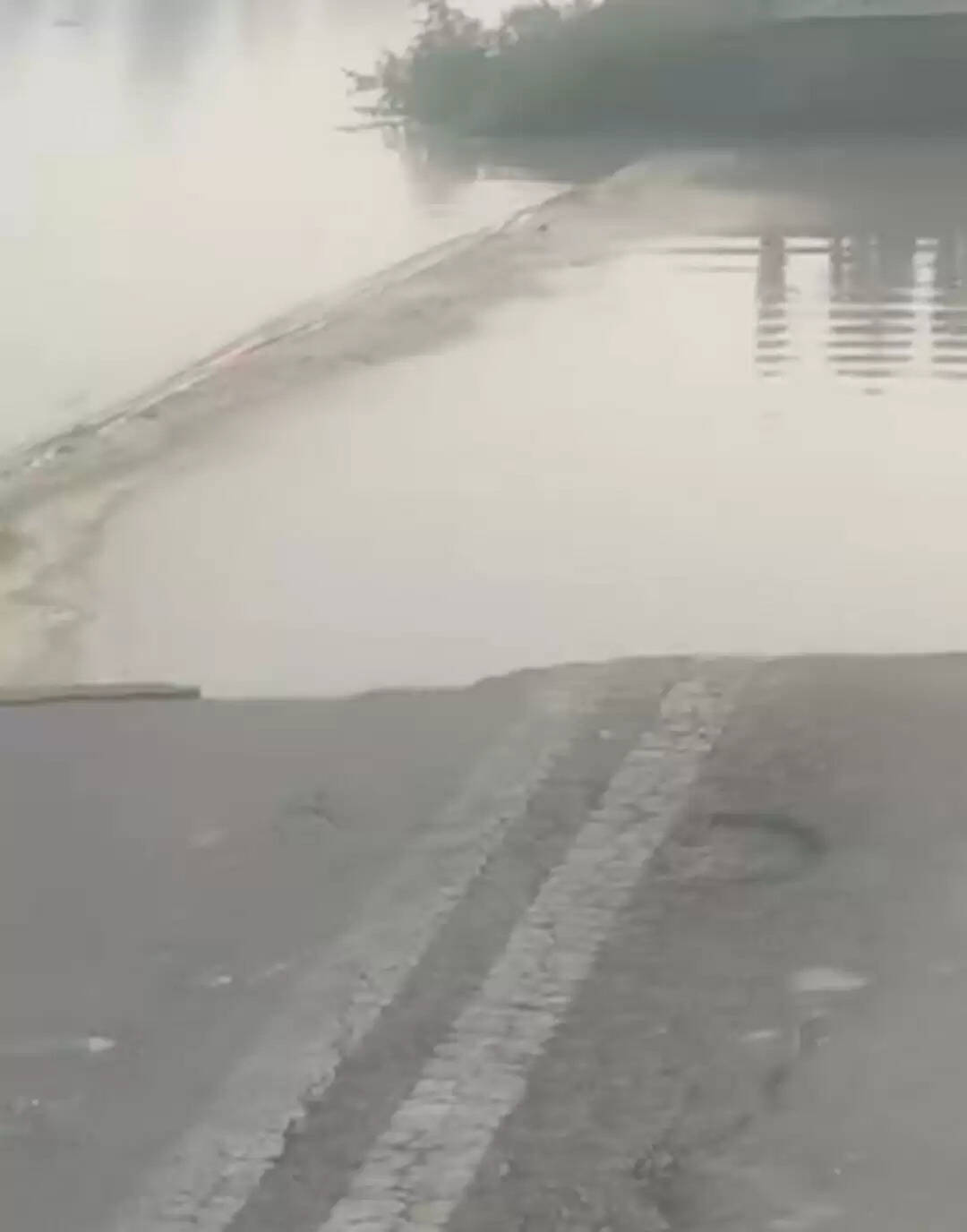 बलिया में बाढ़ का कहर, एनएच 31 टूटा, बिहार से आवागमन बाधित