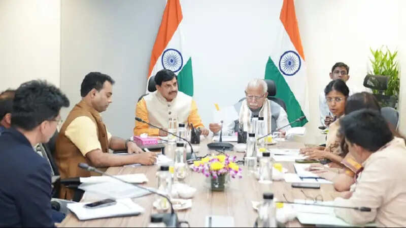 मप्र के मुख्यमंत्री ने नई दिल्ली में केन्द्रीय मंत्रियों से मुलाकात कर विभिन्न मुद्दों पर की चर्चा