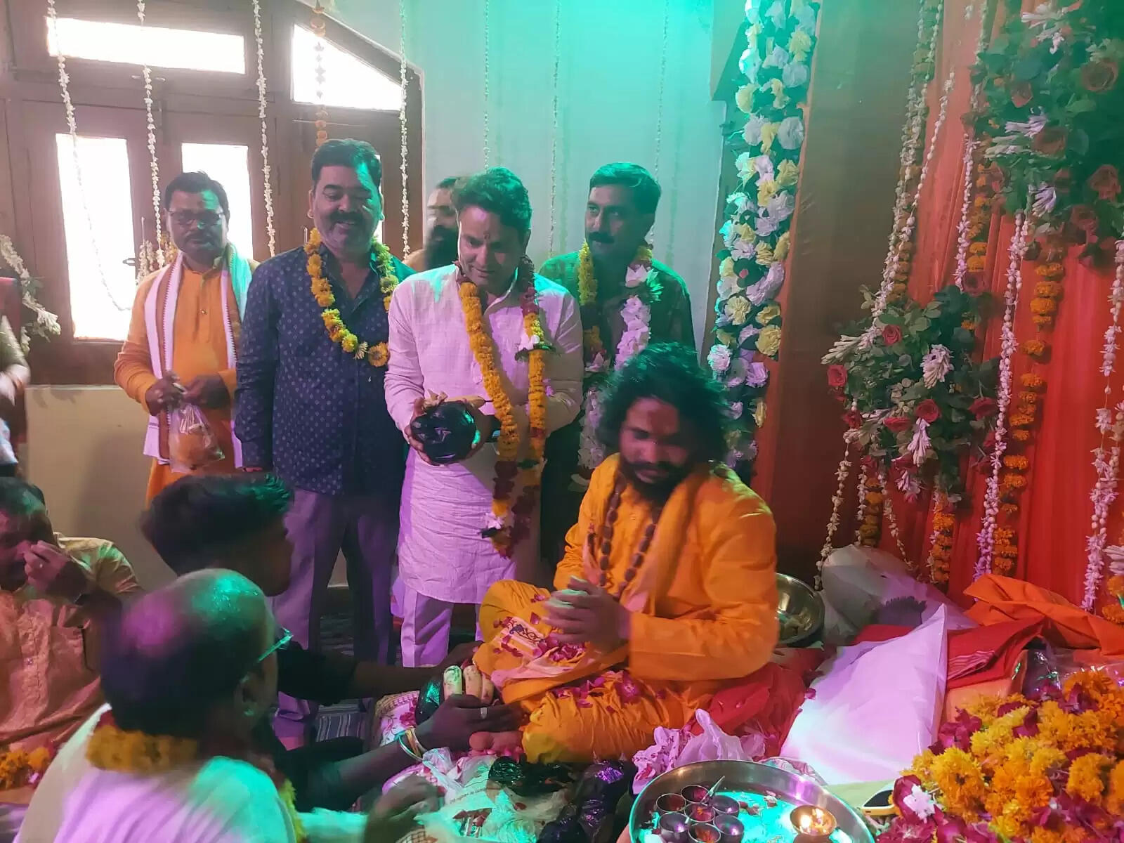 गुरू बिन भवनिधि तरहिं न कोई, जौं बिरंचि संकर सम होई