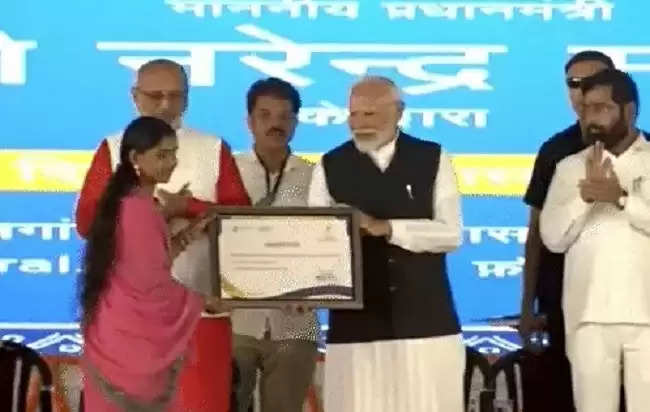 मप्र की गंगा बाई और रोशनी को प्रधानमंत्री मोदी ने किया सम्मानित