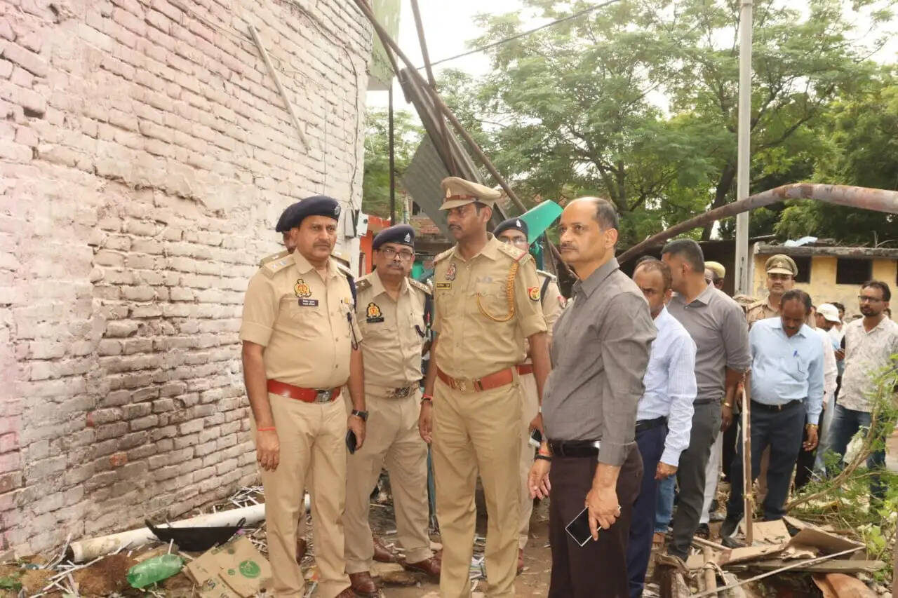 कन्नौज : अवैध पटाखा फैक्ट्री में धमाका, एक गंभीर रूप से घायल, विस्फोट से 20 फीट दूर उड़ा टीनशेड