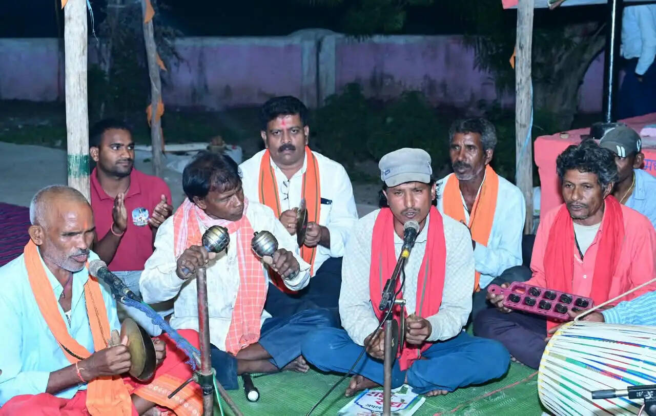 ग्रामीणों के साथ भक्ति रस में झूमे उप मुख्यमंत्री, लोगों की समस्याएं सुनकर निराकरण के दिए निर्देश