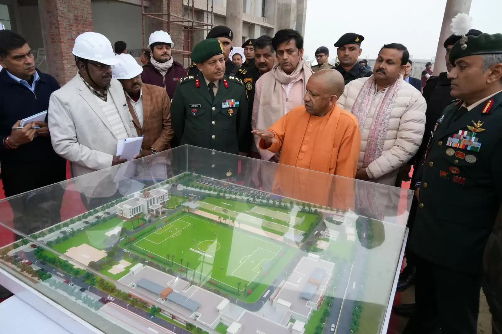 कार्य में लाएं तेजी, गुणवत्ता का रखें विशेष ध्यान : सीएम योगी