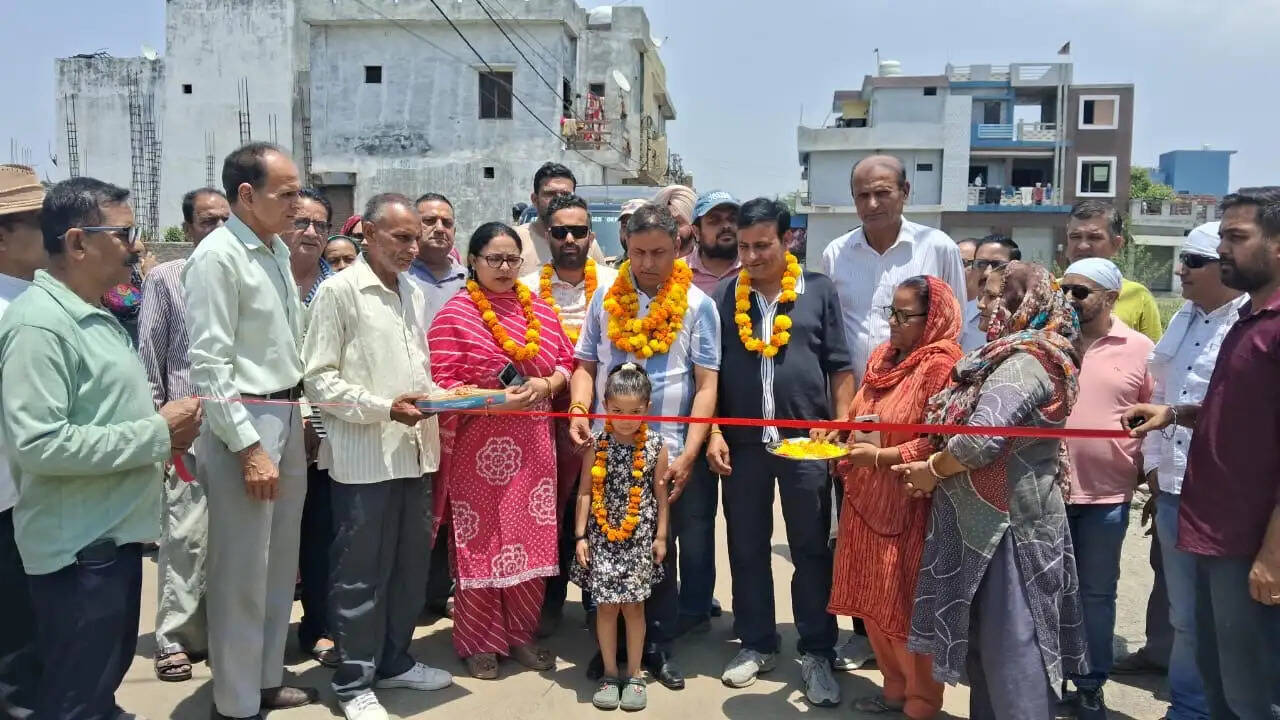 कठुआ में विकास को रफ्तार-विधायक डॉ. भारत भूषण ने 15 लाख की लागत से दो महत्वपूर्ण कार्य जनता को समर्पित किए
